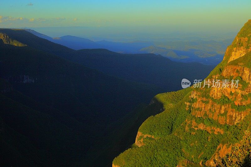 Itaimbezinho峡谷日落在里约热内卢大do Sul，巴西南部